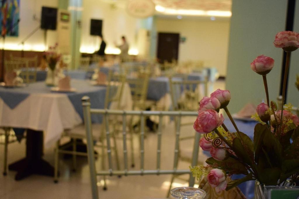 Vista Hotel Cubao Quezon City Zewnętrze zdjęcie